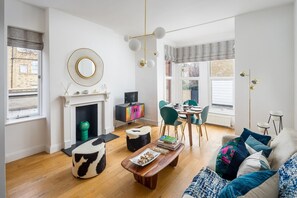 Apartment (1 Bedroom) | Living room | 20-inch TV with digital channels - Lovely Designer 1 Bedroom Shepherd's Bush 7 min to Tube (London)