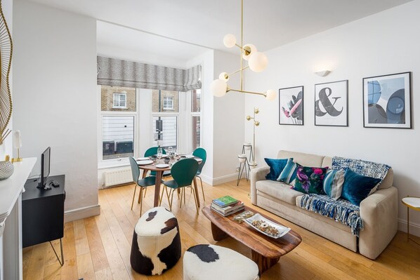 Apartment (1 Bedroom) | Living room | 20-inch TV with digital channels - Lovely Designer 1 Bedroom Shepherd's Bush 7 min to Tube (London)