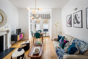 Apartment (1 Bedroom) | Living room | 20-inch TV with digital channels - Lovely Designer 1 Bedroom Shepherd's Bush 7 min to Tube (London)