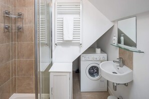 Departamento (1 Bedroom) | Baño | Regadera, amenidades de baño gratuitas, secadora de cabello, toallas