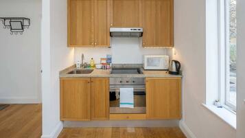Apartment (1 Bedroom) | Private kitchen | Fridge, microwave, oven, stovetop