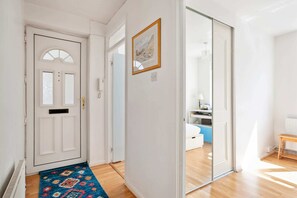 Appartement (3 Bedrooms) | Salle de séjour | Télévision de 20 pouces avec chaînes numériques, livres