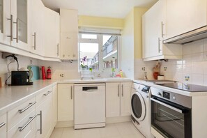 Appartamento (3 Bedrooms) | Cucina privata | Frigorifero, microonde, forno, piano cottura