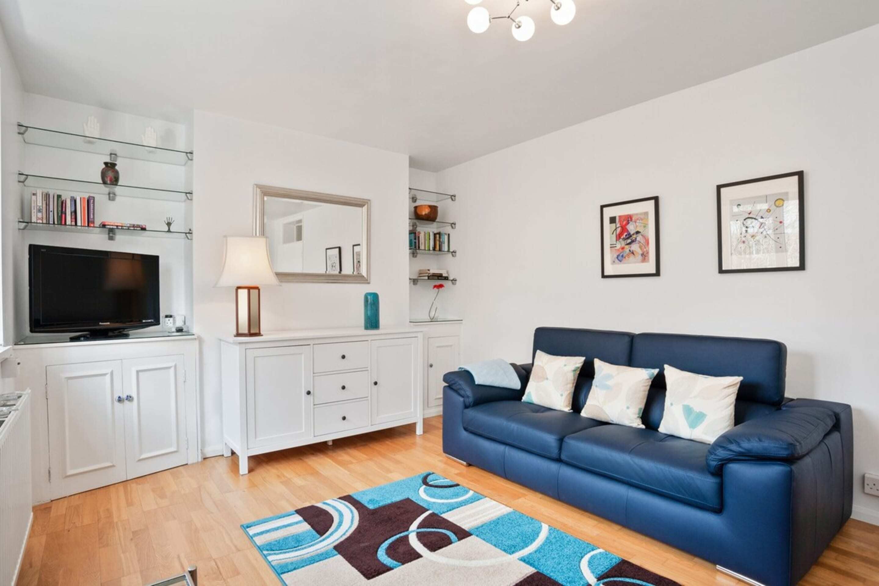 Apartment (3 Bedrooms) | Living room | 20-inch TV with digital channels, books