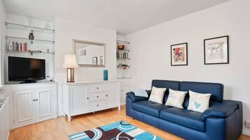 Apartment (3 Bedrooms) | Living room | 20-inch TV with digital channels, books