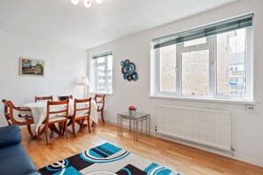 Appartement (3 Bedrooms) | Cuisine privée | Réfrigérateur, micro-ondes, four, plaque de cuisson