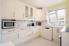 Apartment (3 Bedrooms) | Private kitchen | Fridge, microwave, oven, stovetop - Cosy 3 Bed Flat w Communal Garden in Euston (London)