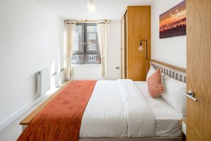 2 slaapkamers, een laptopwerkplek, een strijkplank/strijkijzer