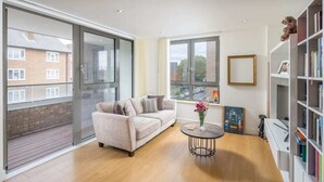 TV - Spacious 2bed w/ Private Balcony in Surrey Quays (London)