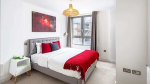 2 bedrooms, laptop workspace, iron/ironing board, bed sheets - Spacious 2bed w/ Private Balcony in Surrey Quays (London)