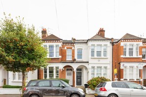 Apartment (2 Bedrooms) | Exterior - Stunning 2 Bed Apt W Garden in Clapham (London)