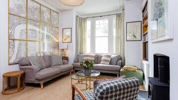 Apartment (2 Bedrooms) | Living room | 20-inch TV with digital channels, fireplace