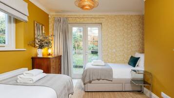 Apartment (2 Bedrooms) | 2 bedrooms, laptop workspace, iron/ironing board, bed sheets