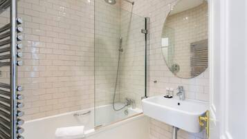 Apartment (2 Bedrooms) | Bathroom | Free toiletries, hair dryer, towels, soap