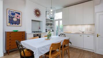 Departamento (2 Bedrooms) | Cocina privada | Refrigerador, microondas, horno y parrilla de estufa