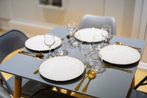 Appartement (1 Bedroom) | Cuisine privée | Réfrigérateur, micro-ondes, four, plaque de cuisson