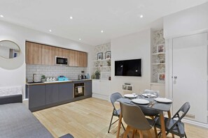 Appartement (1 Bedroom) | Cuisine privée | Réfrigérateur, four à micro-ondes, un four, surface de cuisson