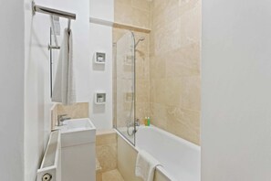 Apartment (1 Bedroom) | Bathroom | Bathtub, free toiletries, hair dryer, towels - Trendy 1 Bedroom Apartment in the Heart of London (London)