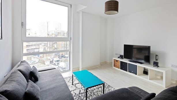 Unclassified image, 1 of 24, button - Sleek & Spacious 4 Sleeper, 5 Mins to Moorgate (London)