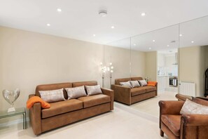 Casa (1 Bedroom) | Sala de estar | Televisión de 20 pulgadas con canales digitales 