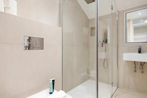 Maison (1 Bedroom) | Salle de bain | Douche, articles de toilette gratuits, sèche-cheveux