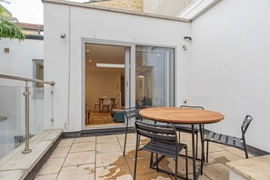 House (2 Bedrooms) | Balcony