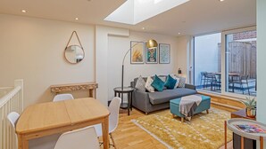 Nhà (2 Bedrooms) | Phòng khách | TV 