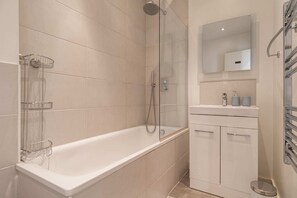 Maison (2 Bedrooms) | Salle de bain | Serviettes fournies, savon, shampoing, papier toilette