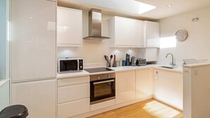 Nhà (2 Bedrooms) | Bếp riêng | Tủ lạnh, lò vi sóng, lò nướng, bếp nấu 