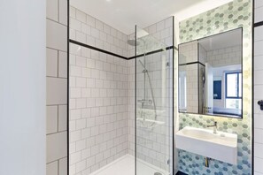 淋浴设施、免费洗浴用品、吹风机、毛巾