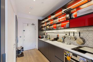 Microwave, oven, dishwasher, coffee/tea maker - Stunning Studio With Decorated Interior in Poplar (London)