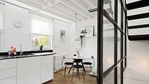 Apartment (2 Bedrooms) | 2 bedrooms, laptop workspace, iron/ironing board, free WiFi - Stylish Modern 2 Bedroom Apartment Near Shoreditch (London)