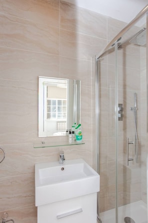 Apartment (2 Bedrooms) | Bathroom | Free toiletries, hair dryer, towels, soap