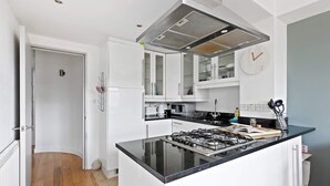 Apartamento (2 Bedrooms) | Cocina privada | Frigorífico, microondas, horno y placa de cocina
