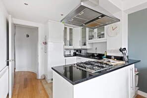 Appartement (2 Bedrooms) | Privékeuken | Een koelkast, een magnetron, een oven, een kookplaat