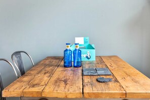 Appartement (2 Bedrooms) | Privékeuken | Een koelkast, een magnetron, een oven, een kookplaat