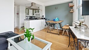 Apartamento (2 Bedrooms) | Cocina privada | Frigorífico, microondas, horno y placa de cocina