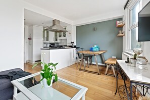 Departamento (2 Bedrooms) | Cocina privada | Refrigerador, microondas, horno y parrilla de estufa 