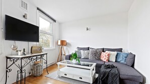 Apartamento (2 Bedrooms) | Sala de estar | Televisión de 20 pulgadas con canales digitales
