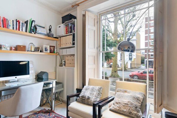 Living room - Contemporary 1 Bedroom Apartment in Hammersmith (London)