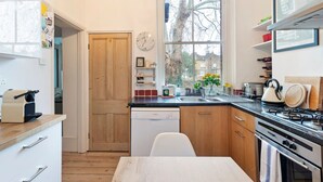 Apartment (1 Bedroom) | Private kitchen - Contemporary 1 Bedroom Apartment in Hammersmith (London)