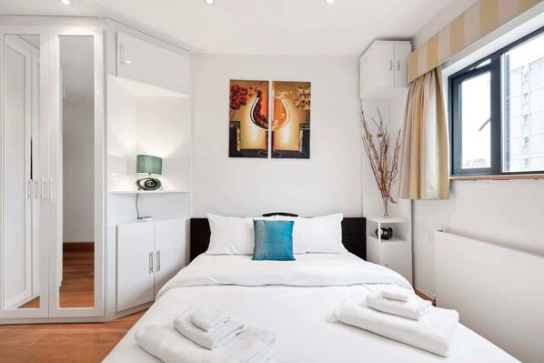 Apartment (2 Bedrooms) | 2 bedrooms, laptop workspace, iron/ironing board, free WiFi - Modern 2 Bedroom Apartment in Old Street (London)