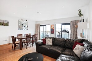 Apartment (2 Bedrooms) | Living room | 20-inch TV with digital channels - Modern 2 Bedroom Apartment in Old Street (London)