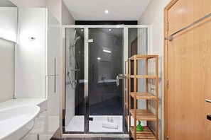 LÀgenhet (2 Bedrooms) | Badrum | Dusch, gratis toalettartiklar, hÄrtork och handdukar