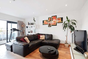 Apartment (2 Bedrooms) | Living room | 20-inch TV with digital channels - Modern 2 Bedroom Apartment in Old Street (London)