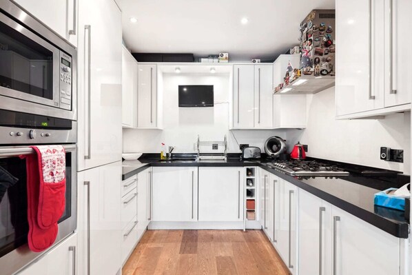 Apartment (2 Bedrooms) | Private kitchen | Fridge, microwave, oven, stovetop