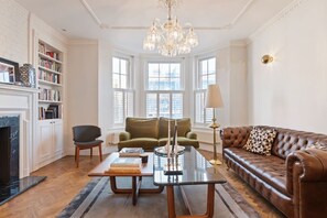 20-inch TV with digital channels - Stunning 2-bedroom Apartment in Chelsea (London)