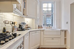 Fridge, oven, dishwasher, coffee/tea maker - Stunning 2-bedroom Apartment in Chelsea (London)