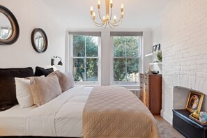 3 bedrooms, laptop workspace, iron/ironing board, free WiFi - Stunning 2-bedroom Apartment in Chelsea (London)