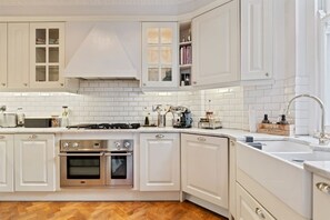 Fridge, oven, dishwasher, coffee/tea maker